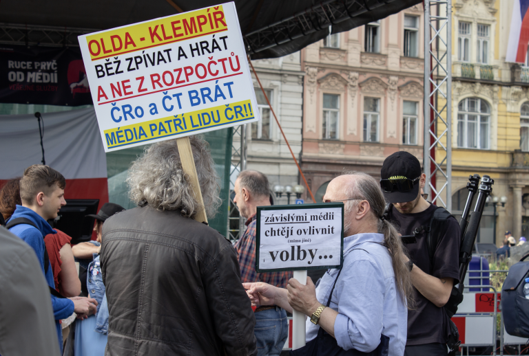 Prahu opäť pohltili protesty na podporu verejnoprávnych médií