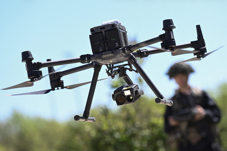Vojak riadi dron.