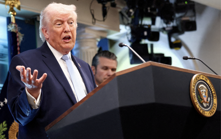 Americký prezident Donald Trump a minister obrany Pete Hegseth.