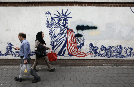 People pass an anti-US mural in Tehran as Washington and Tehran try to preserve the ceasefire. Photo: Majid Asgaripour/WANA/Reuters