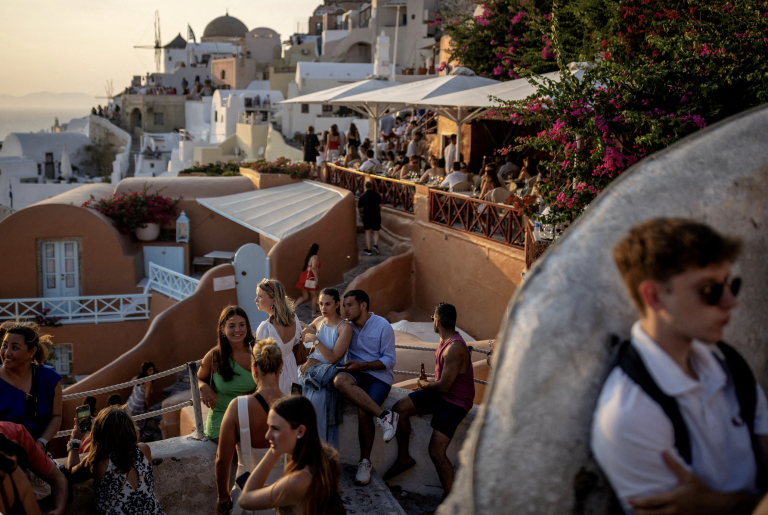 Turisti na gréckom ostrove Santorini.
