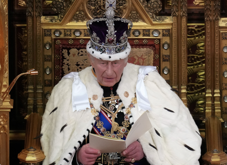 Kráľ Karol III. prednáša prejav v parlamente.