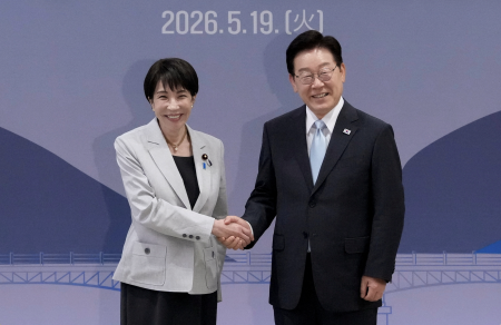Leaders of Japan and South Korea agree closer cooperation on energy security. Photo: Ahn Young-joon/Pool/Reuters