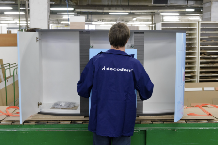 Zamestnanec vo výrobnom závode spoločnosti Decodom. Foto: Henrich Mišovič/TASR