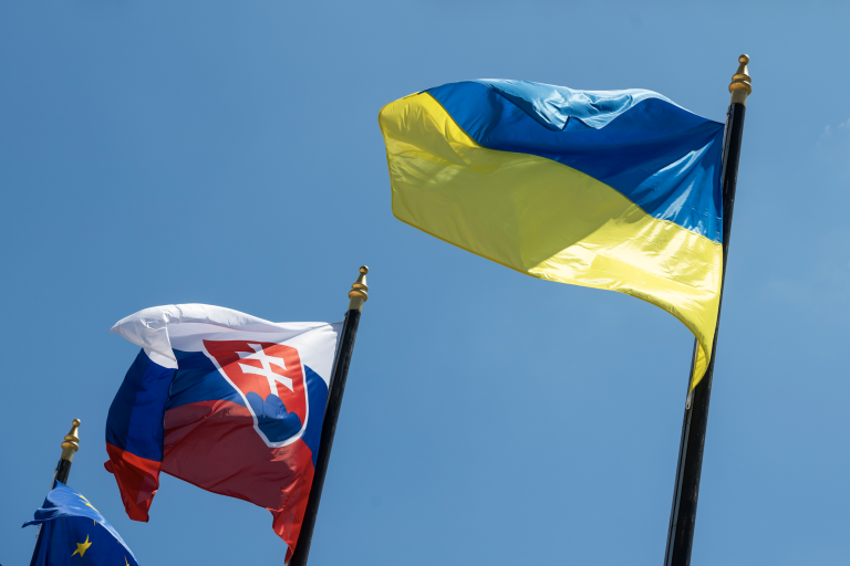 Slovenská a ukrajinská vlajka.