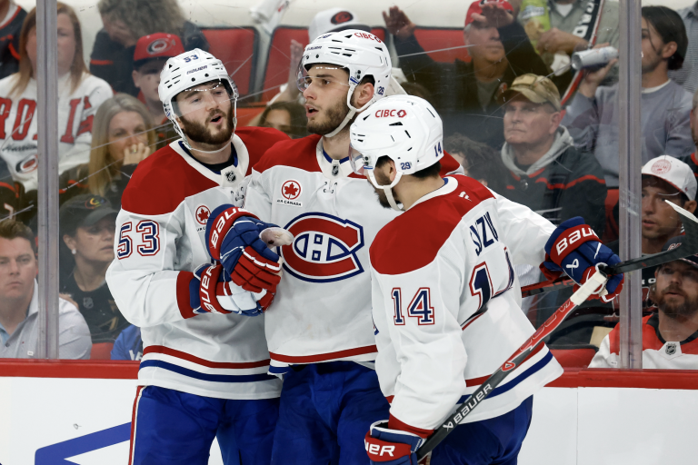 Juraj Slafkovský s Nickom Suzukim a Noahom Dobsonom.