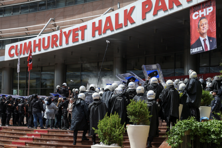 Turecká poriadková polícia v sídle Republikánskej ľudovej strany.