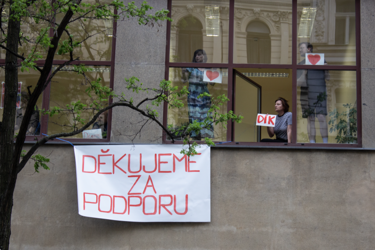 Zamestnanci Českého rozhlasu s ďakovnými transparentmi.
