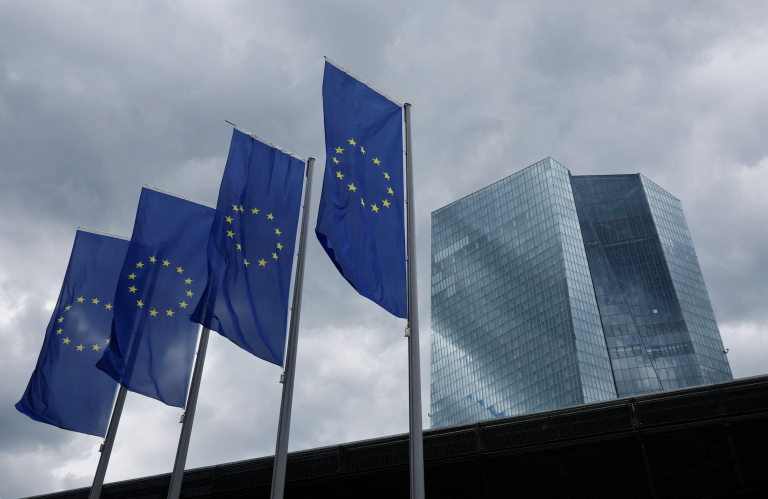 Vlajky pri budove Európskej centrálnej banky.