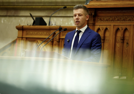 Péter Magyar v maďarskom parlamente.