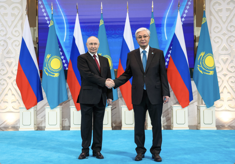 Ruský prezident Vladimir Putin a kazašský prezident Kasym-Žomart Tokajev.