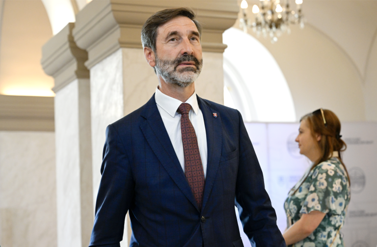 Juraj Blanár (Smer) prichádza na rokovanie vlády SR 6. mája 2026 v Bratislave. Foto: Pavel Neubauer/TASR