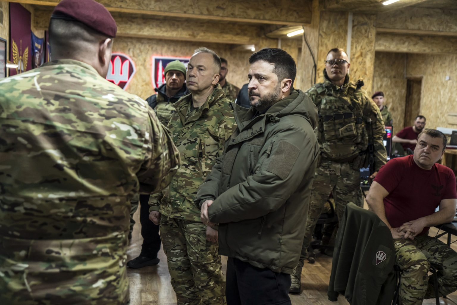 Ukrajinský prezident Volodymyr Zelenskyj npočas návštevy poľného velenia blízko mesta Sloviansk v Doneckej oblasti 6. marca 2026. Foto: Brendan Hoffman/New York Times