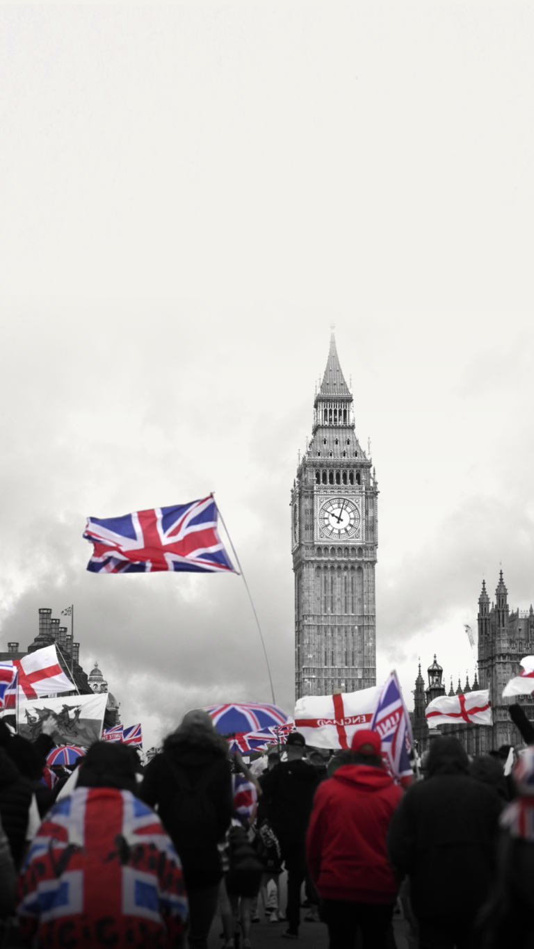 V Británii kolabuje tradičný politický systém. Ide o varovný signál pre Európu