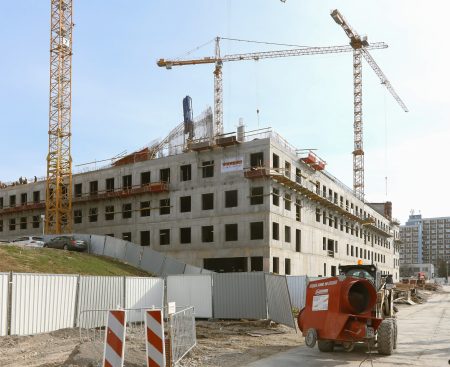 Práce na stavbe novej nemocnice F. D. Roosevelta v Banskej Bystrici. Foto: Ján Krošlák / TASR
