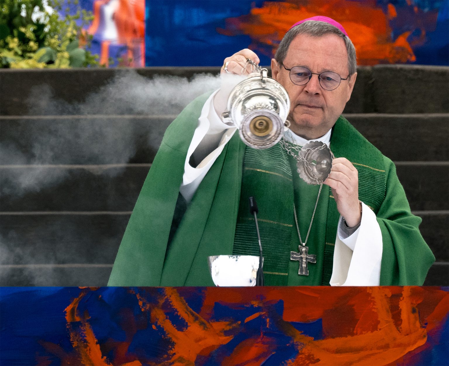 Georg Bätzing incenses the Eucharistic gifts during the service.