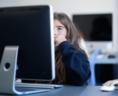 Školy sú vybavené modernou technológiou, ale učitelia ju používajú minimálne.