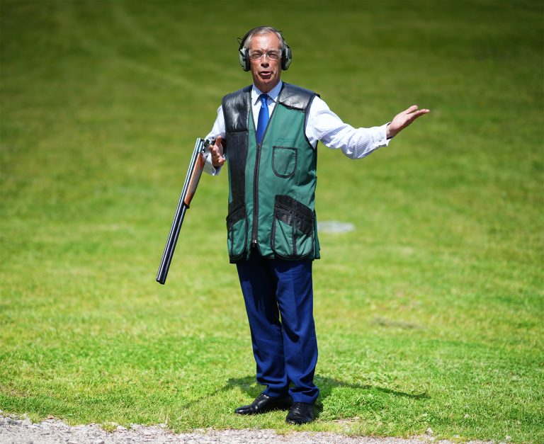 Nigel Farage skúša streľbu na hlinené holuby.
