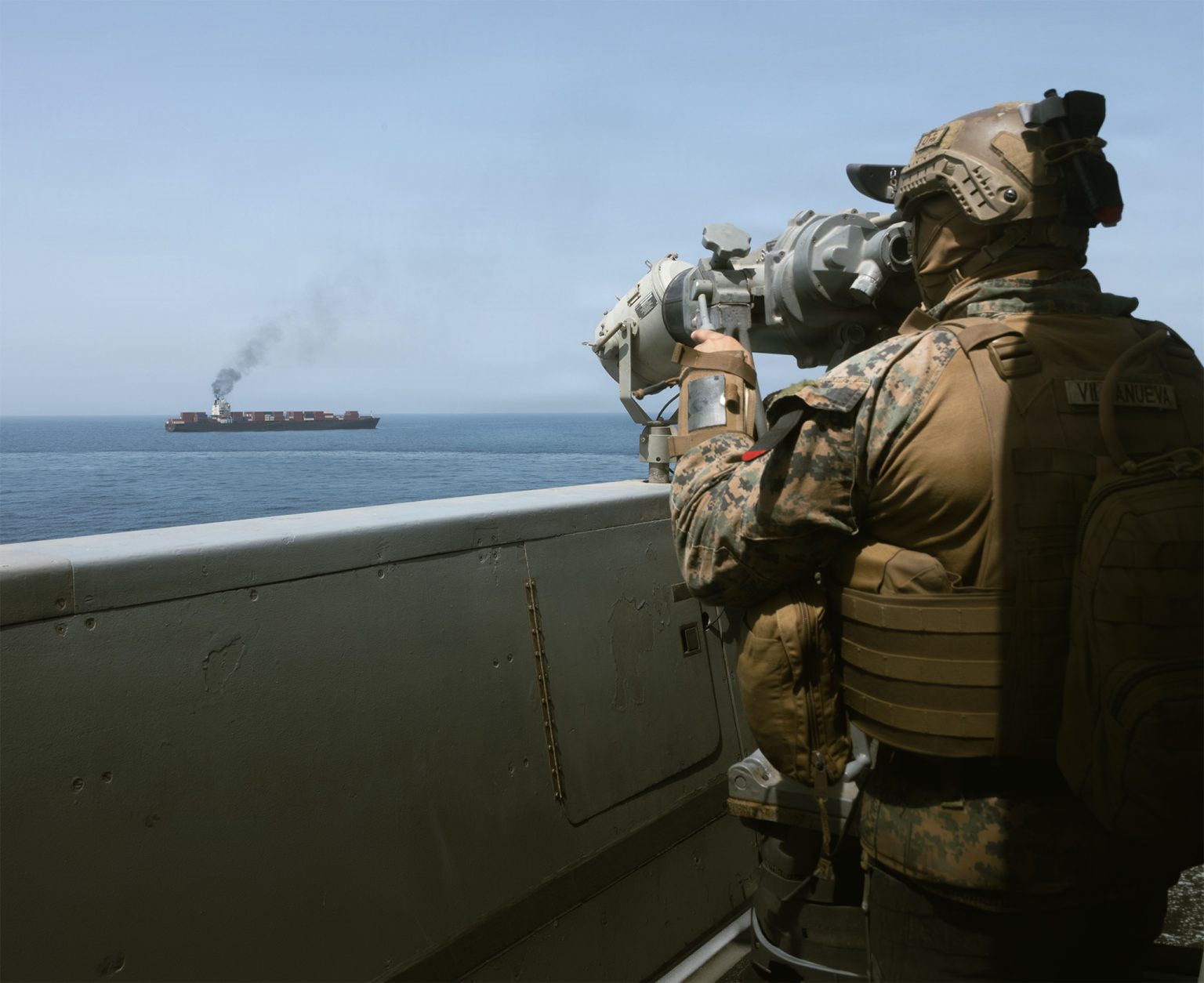 Irán tvrdí, že prinútil americkú vojnovú loď otočiť sa pred Hormuzským prielivom, pričom sa objavili aj správy o raketovom zásahu. Foto: U.S. Navy via Getty Images