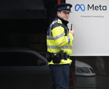 Metu v Írsku vyšetrujú pre údajnú manipuláciu používateľov