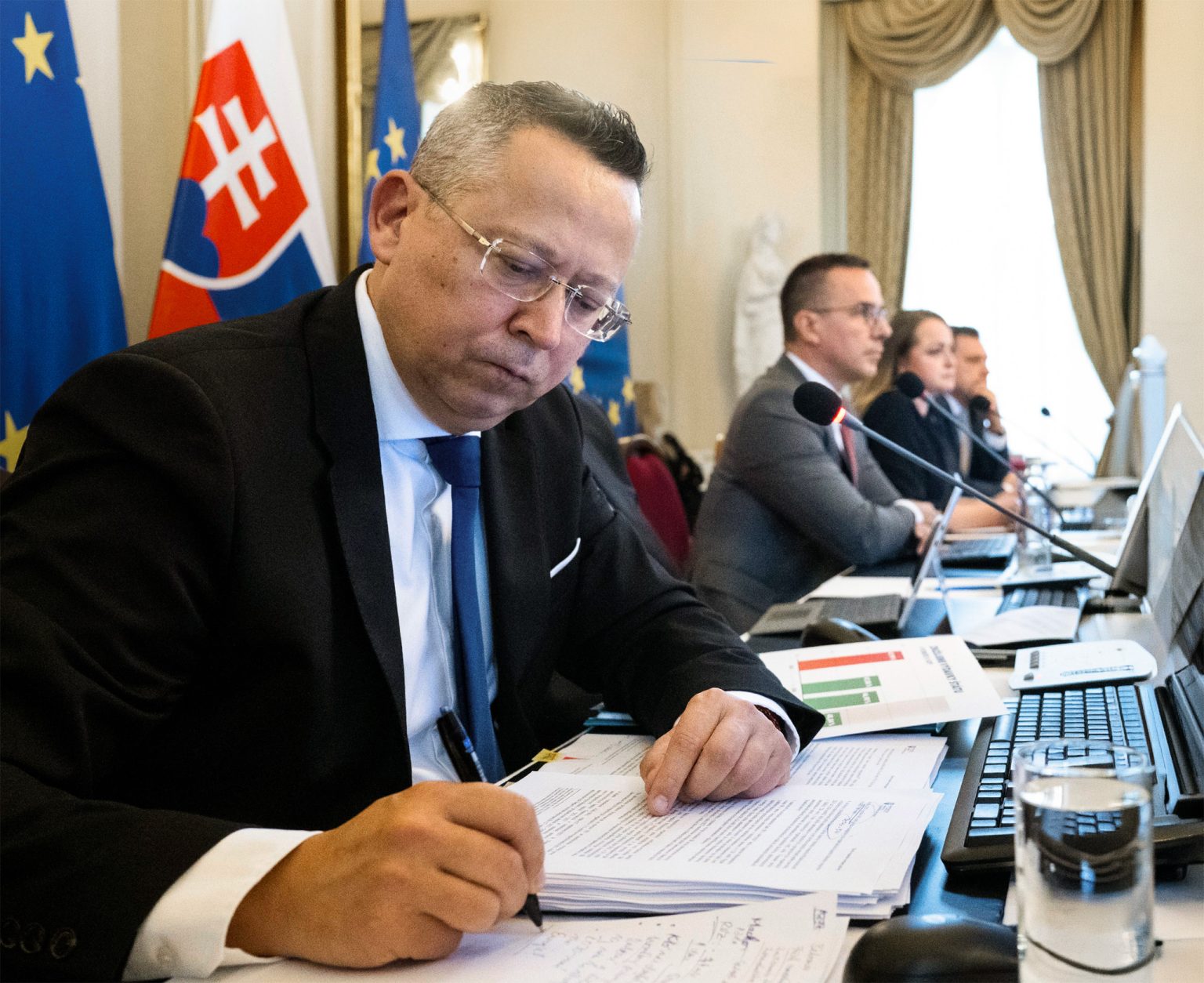 Trináste dôchodky zostávajú prioritou vlády, no s rastúcimi nákladmi sa prehlbujú rozpory a silnejú výzvy na zmenu. Na snímke Ladislav Kamenický a Erik Tomáš. Foto: Jakub Kotian / TASR