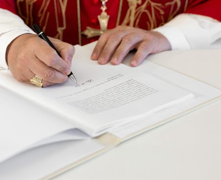 Pápež Leo XIV podpisuje dokument vo Vatikáne.