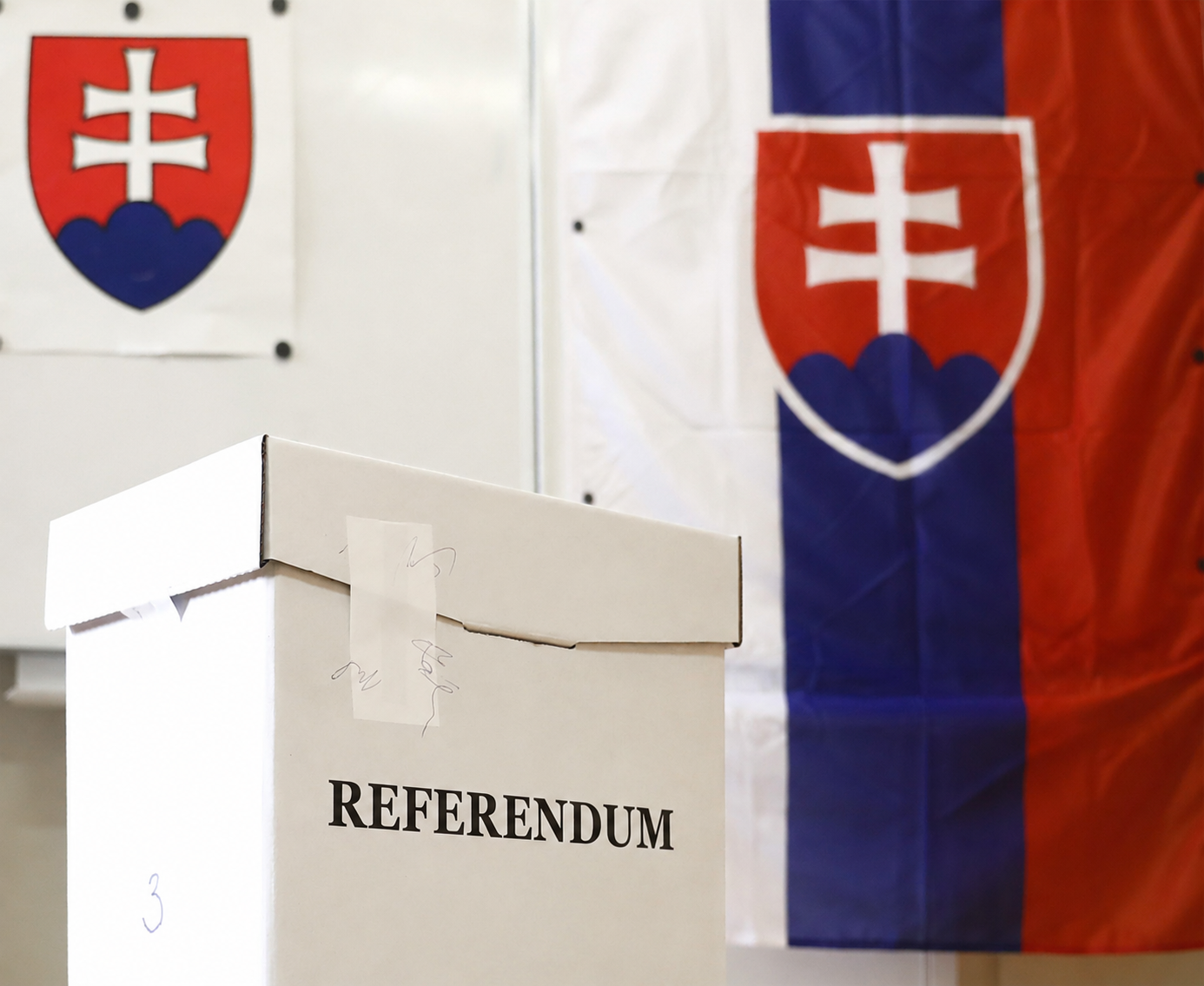 Občania môžu rozhodnúť o rozpustení parlamentu v referende.