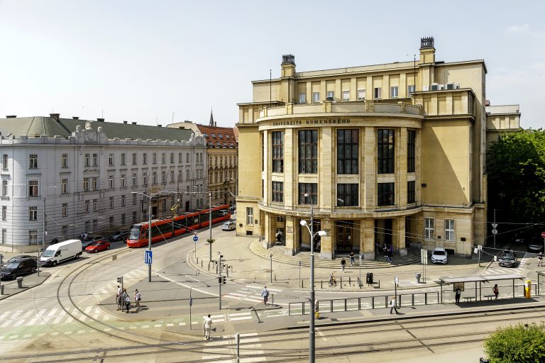 Budova Univerzity Komenského na Šafárikovom námestí.