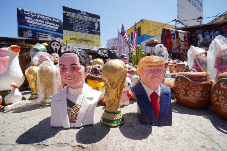 Figúrky Claudie Sheinbaum, Donalda Trumpa a trofeje FIFA na predaj.