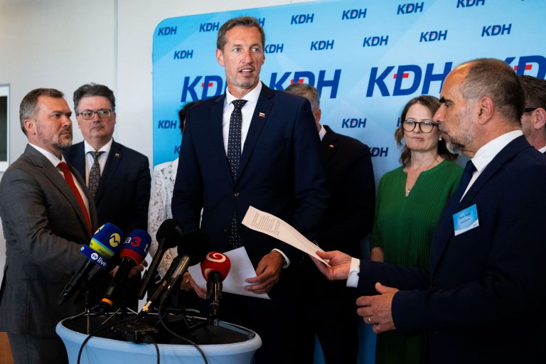 Členovia KDH vrátane Milana Majerského.
