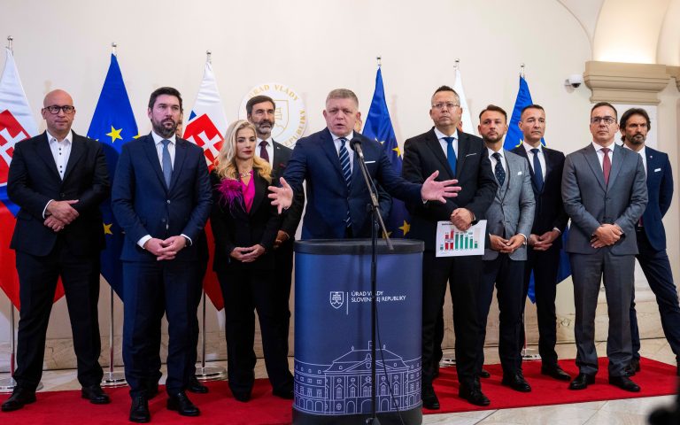 Robert Fico za rečníckym pultom s členmi vlády.