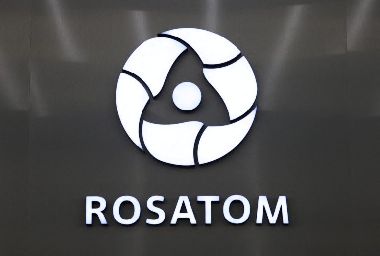Logo Rosatomu na fóre SPIEF v Petrohrade.