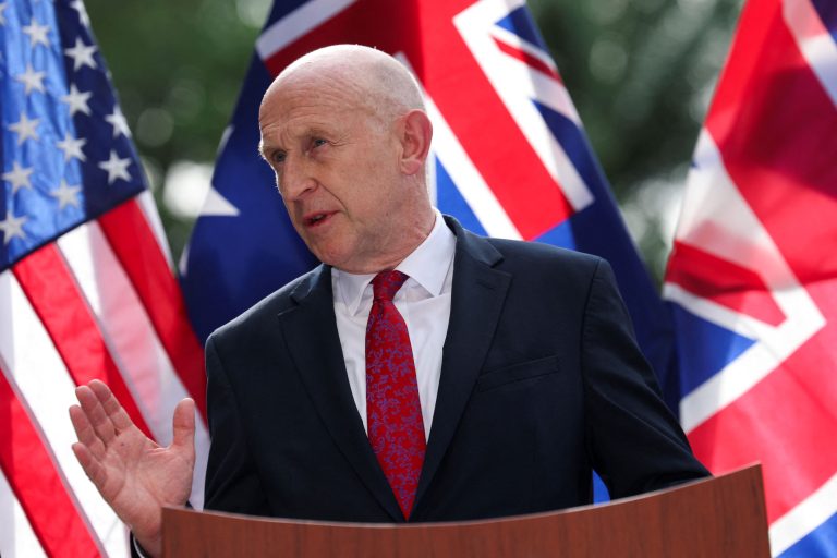 Britský minister obrany John Healey.