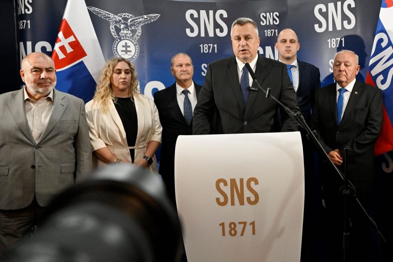 Andrej Danko s ďalšími osobami v pozadí.
