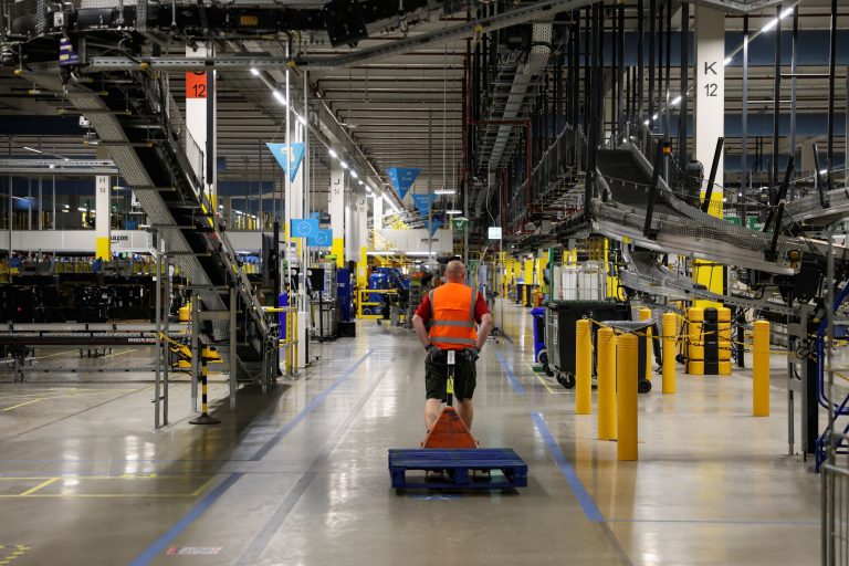 Vozík je ťahaný v centre Amazon LCY3.
