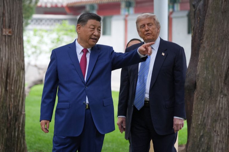 Donald Trump talks with Xi Jinping.