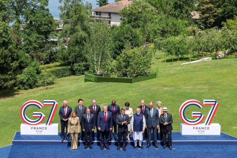 Lídri G7 na summite vo Francúzsku.