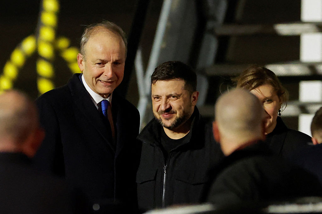 Micheál Martin víta Volodymyra Zelenského na letisku v Dubline.