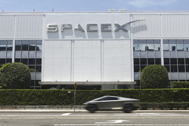 Značka SpaceX pred zariadením v Hawthorne.