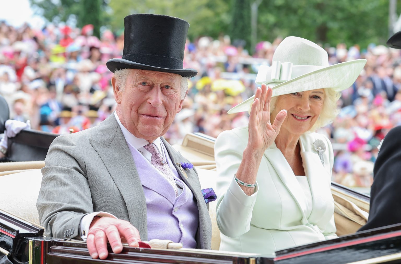 Kráľ Karol III. a kráľovná Camilla na Royal Ascot.