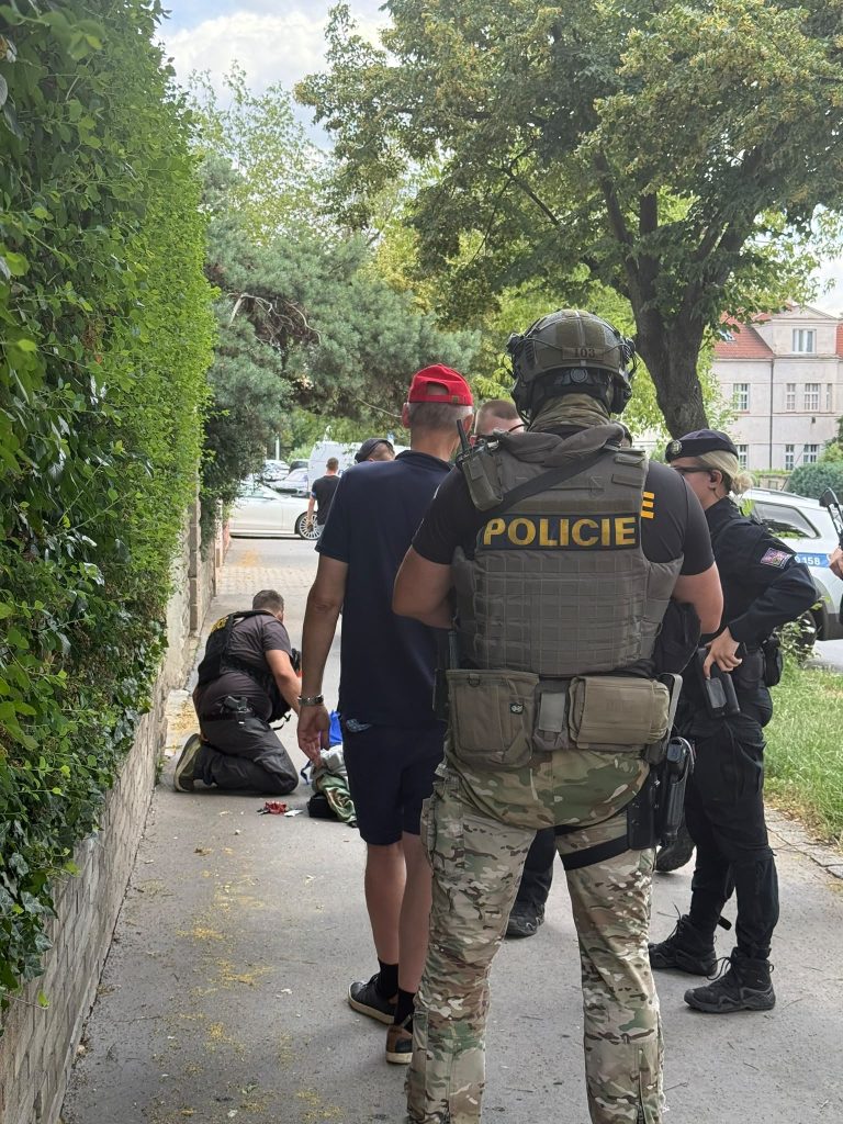 Zadržanie ozbrojeného muža českou políciou.