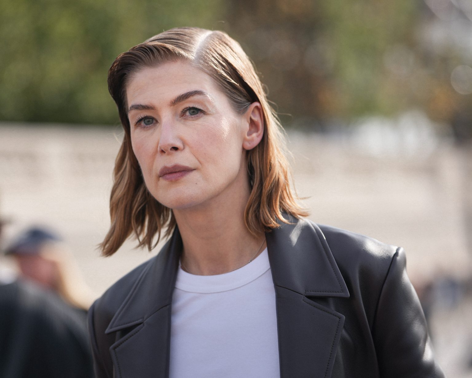 Rosamund Pike počas divadelného predstavenia.