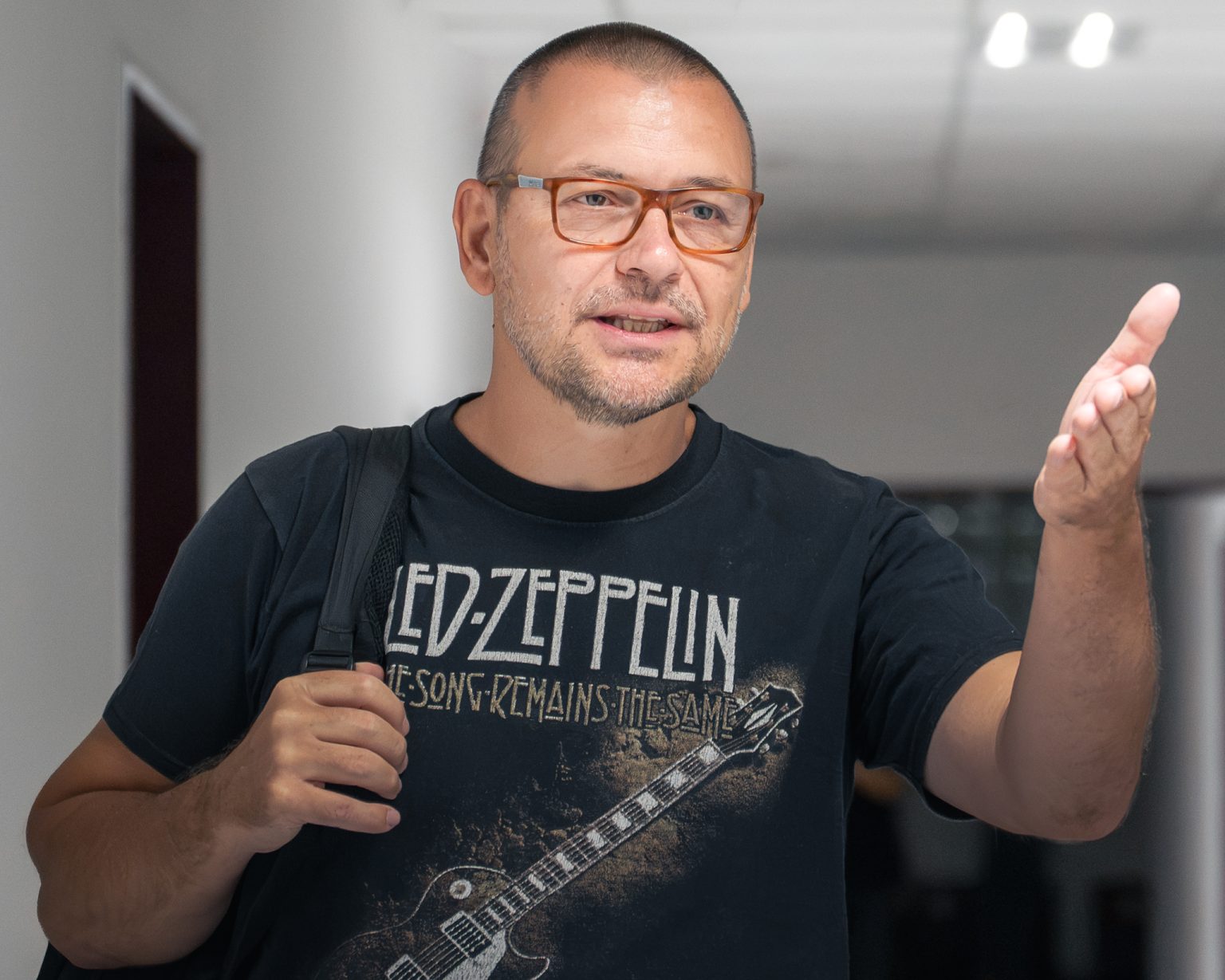 Peter Tóth prichádza na súd.