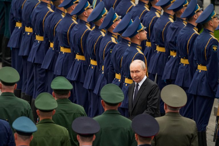 Vladimir Putin so vojakmi.
