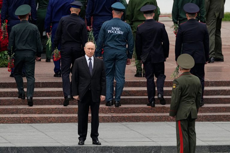 Vladimir Putin s vojakmi.