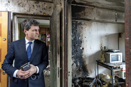 Romanian President Nicusor Dan visits a damaged residential block.