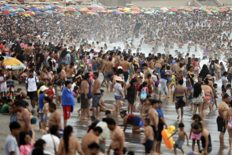 Heat wave in Lima due to El Nino.