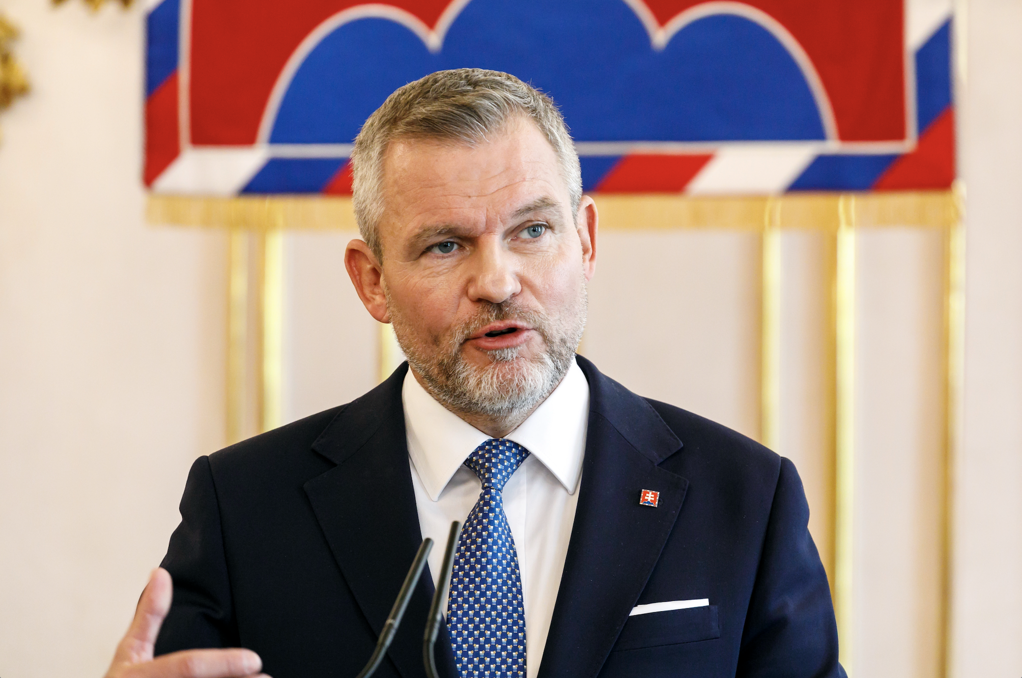 Manželstvá homosexuálov sa zapisovať nebudú. Rešpektujem ústavu, vyhlásil Pellegrini