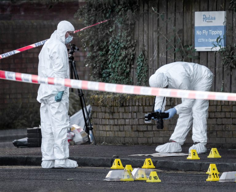 Policajti pri kordóne na Kinnaird Avenue v Belfaste.