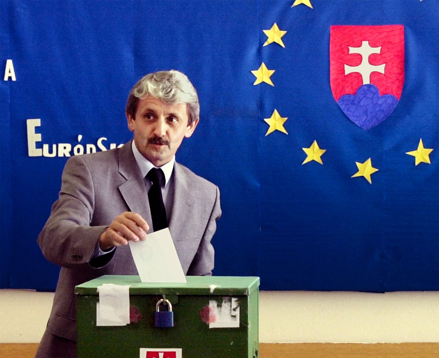 Mikuláš Dzurinda hlasuje v Bratislave.